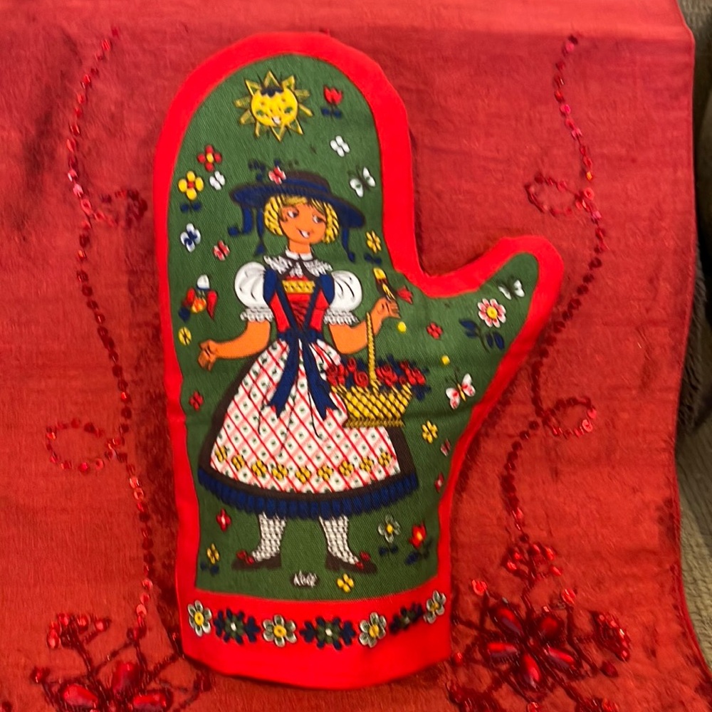 VINTAGE KOLF RED & GREEN OVEN MITT WITH FOLK ART DESIGN.